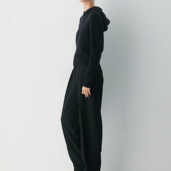 NWT Aritzia Essential Cashmere Shrunken Hoodie Black M - Picture 2 of 4